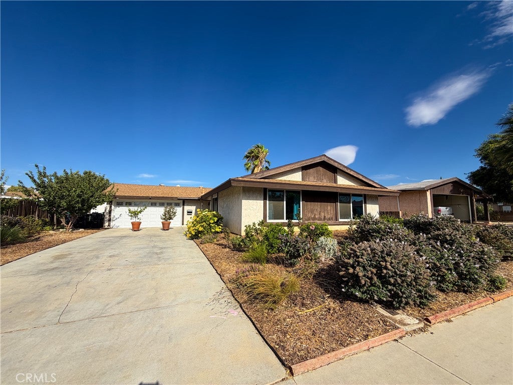 Photo of 44148 Gingham Avenue, Lancaster, CA 93535 (MLS # CV26177992)