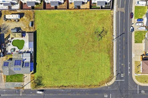 Photo of 445 N Walnut Ave, Manteca, CA 95336 (MLS # 41126930)