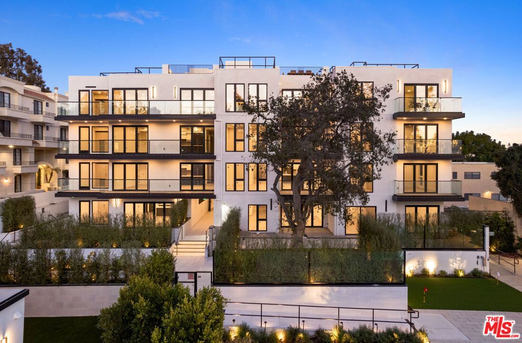 Photo of 505 Barrington Ave #106, Los Angeles, CA 90049 (MLS # 25511073)