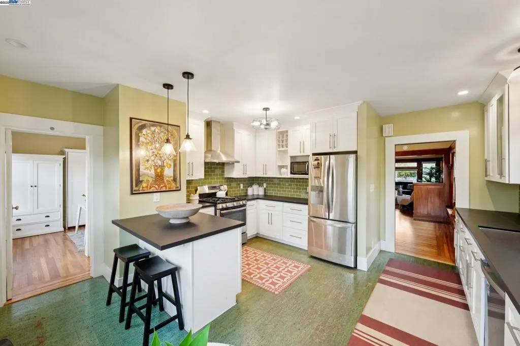 Alameda, California 94501, United States, 3 Bedrooms Bedrooms, ,2 BathroomsBathrooms,Residential,Active,239569