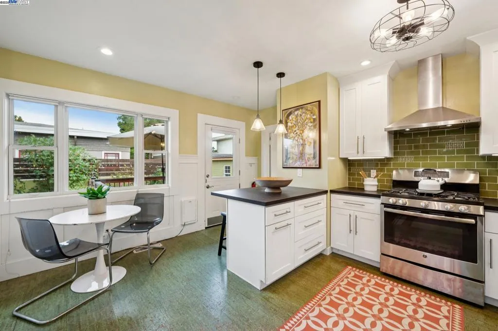 Alameda, California 94501, United States, 3 Bedrooms Bedrooms, ,2 BathroomsBathrooms,Residential,Active,239569