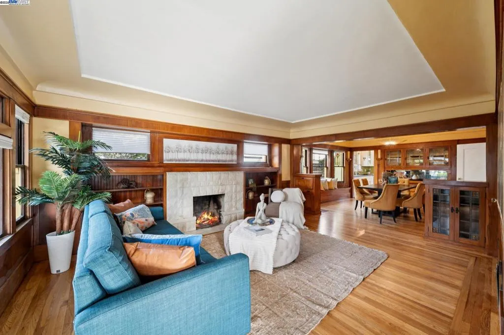 Alameda, California 94501, United States, 3 Bedrooms Bedrooms, ,2 BathroomsBathrooms,Residential,Active,239569