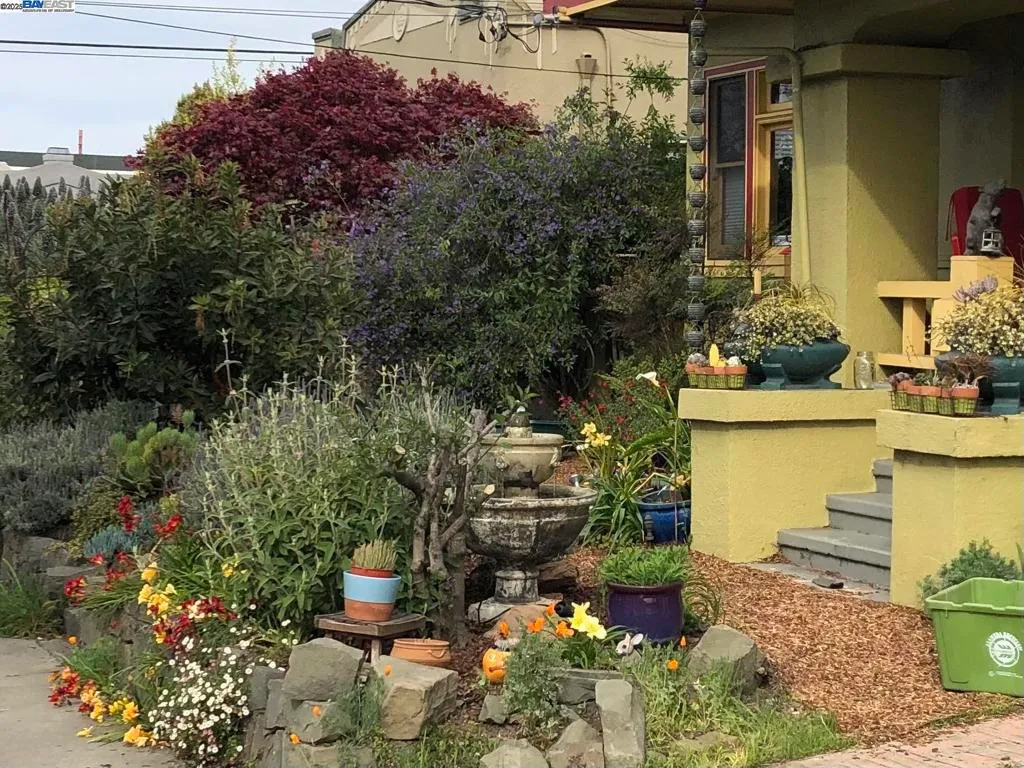 Alameda, California 94501, United States, 3 Bedrooms Bedrooms, ,2 BathroomsBathrooms,Residential,Active,239569