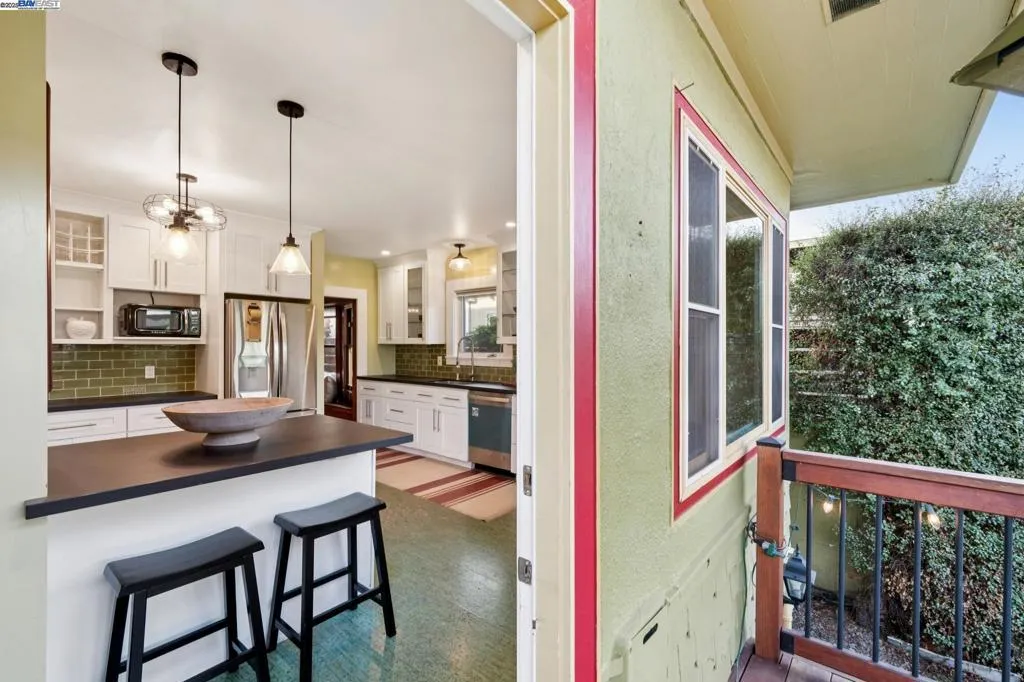 Alameda, California 94501, United States, 3 Bedrooms Bedrooms, ,2 BathroomsBathrooms,Residential,Active,239569