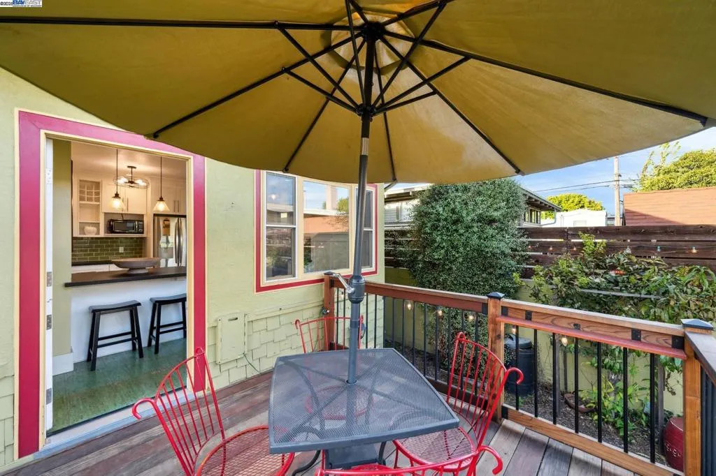 Alameda, California 94501, United States, 3 Bedrooms Bedrooms, ,2 BathroomsBathrooms,Residential,Active,239569