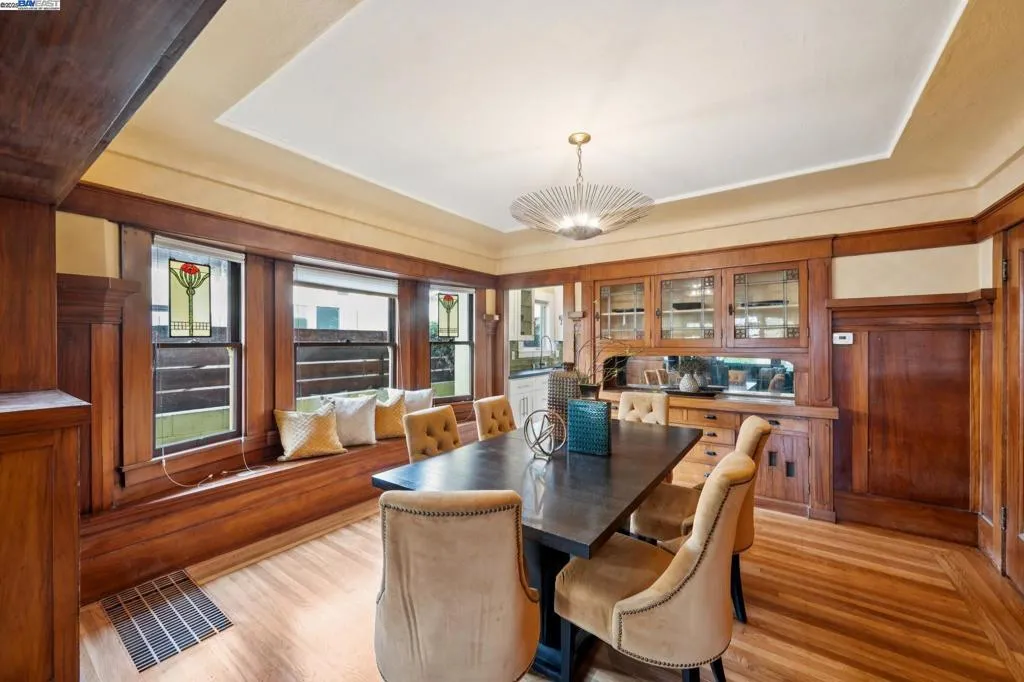 Alameda, California 94501, United States, 3 Bedrooms Bedrooms, ,2 BathroomsBathrooms,Residential,Active,239569