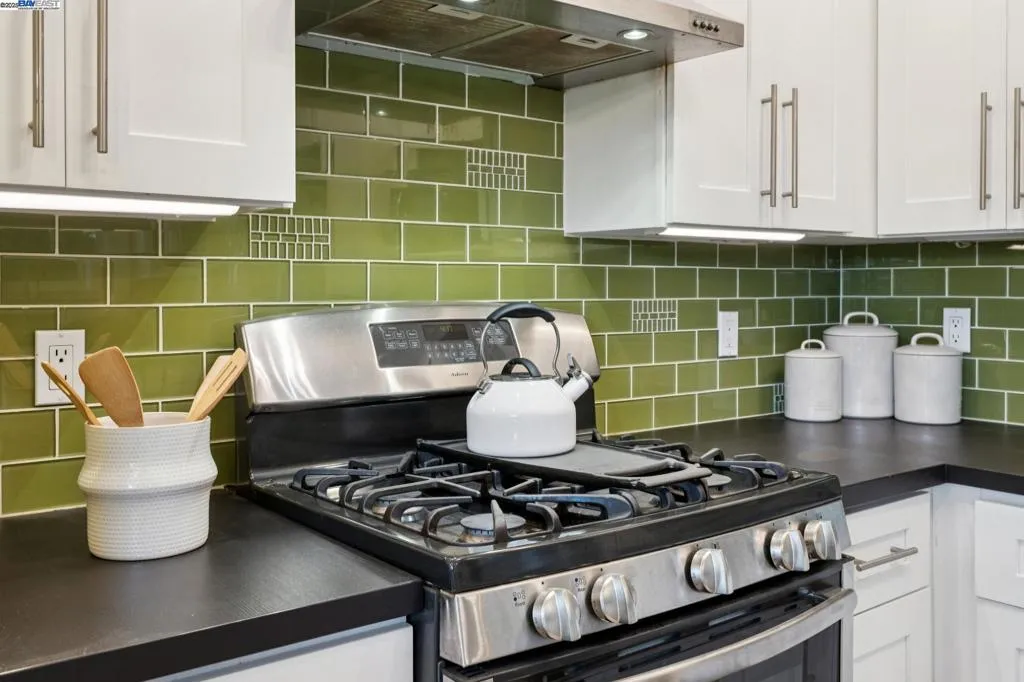 Alameda, California 94501, United States, 3 Bedrooms Bedrooms, ,2 BathroomsBathrooms,Residential,Active,239569