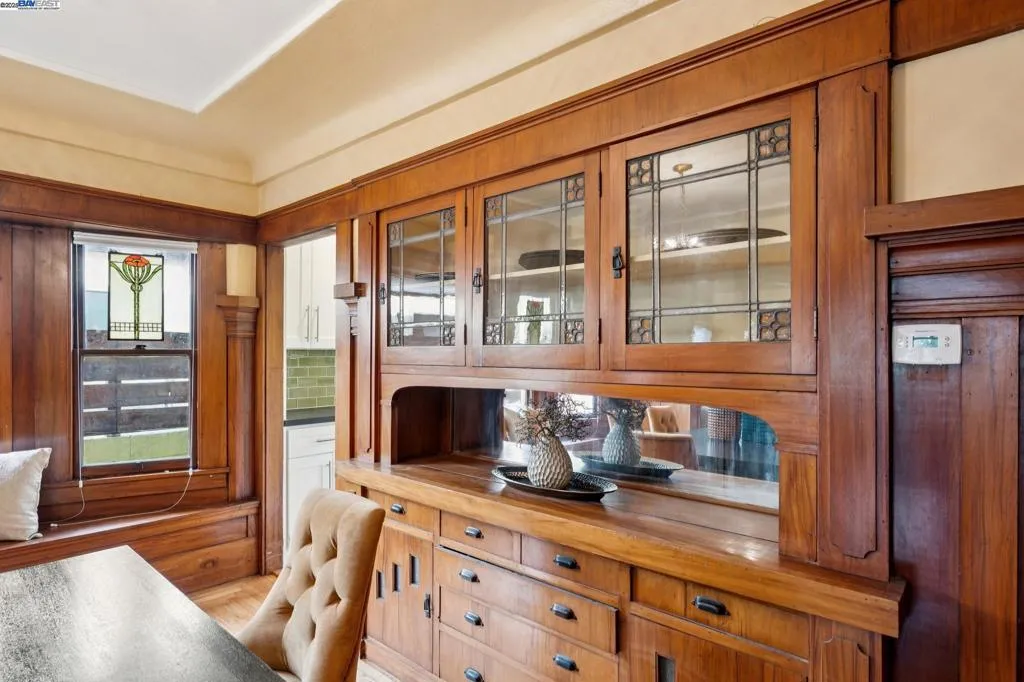 Alameda, California 94501, United States, 3 Bedrooms Bedrooms, ,2 BathroomsBathrooms,Residential,Active,239569