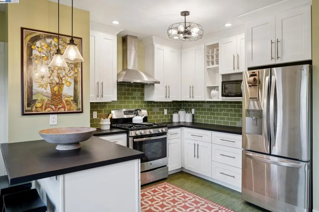 Alameda, California 94501, United States, 3 Bedrooms Bedrooms, ,2 BathroomsBathrooms,Residential,Active,239569