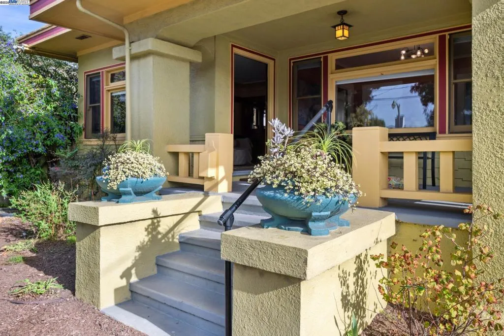 Alameda, California 94501, United States, 3 Bedrooms Bedrooms, ,2 BathroomsBathrooms,Residential,Active,239569