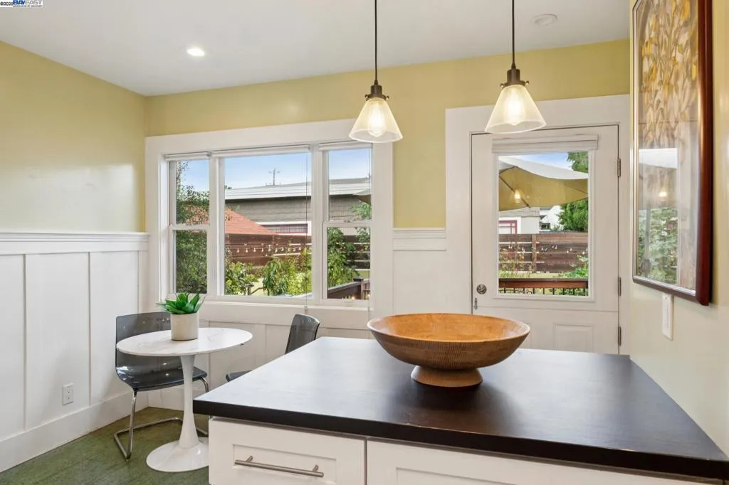 Alameda, California 94501, United States, 3 Bedrooms Bedrooms, ,2 BathroomsBathrooms,Residential,Active,239569