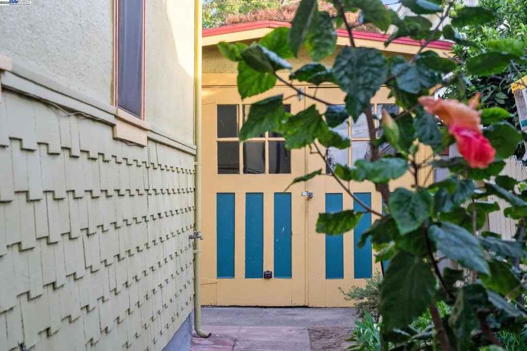 Alameda, California 94501, United States, 3 Bedrooms Bedrooms, ,2 BathroomsBathrooms,Residential,Active,239569