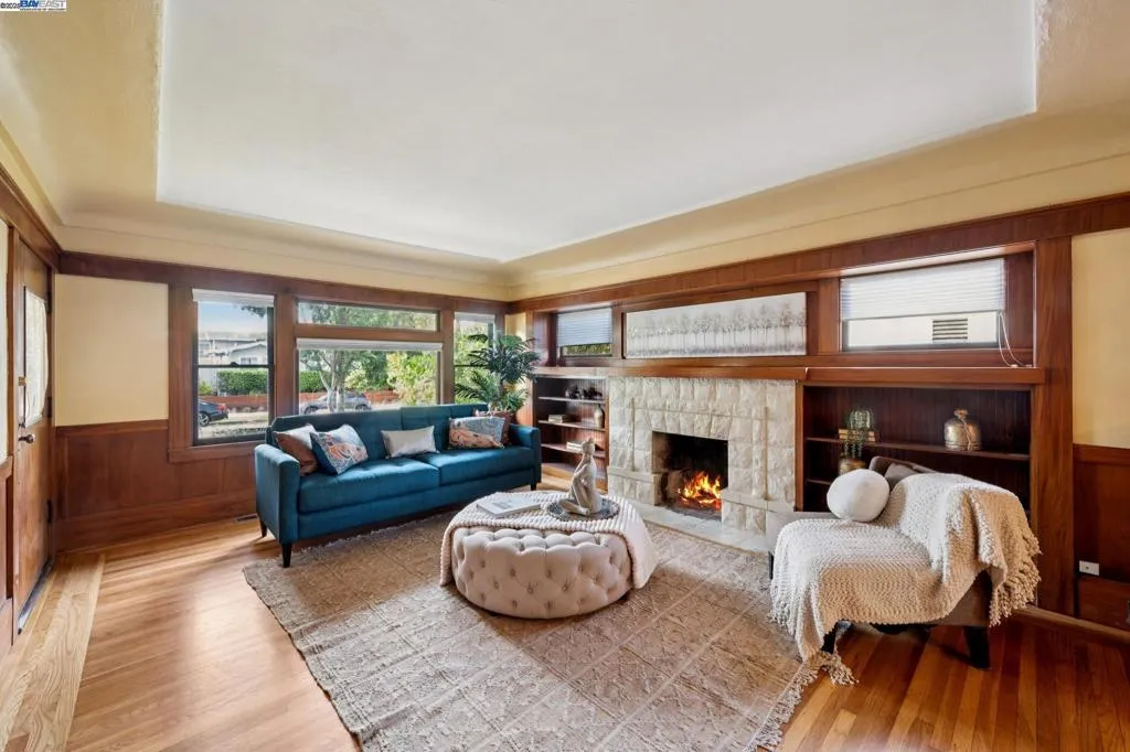 Alameda, California 94501, United States, 3 Bedrooms Bedrooms, ,2 BathroomsBathrooms,Residential,Active,239569