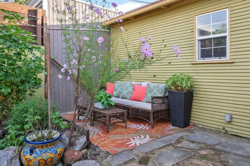 Alameda, California 94501, United States, 3 Bedrooms Bedrooms, ,2 BathroomsBathrooms,Residential,Active,239569