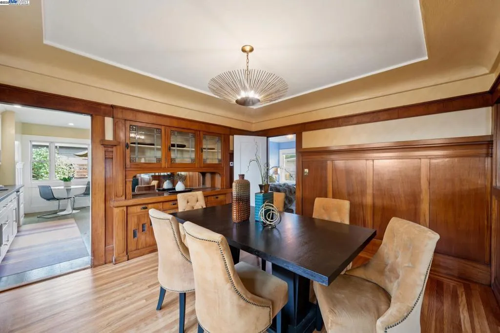 Alameda, California 94501, United States, 3 Bedrooms Bedrooms, ,2 BathroomsBathrooms,Residential,Active,239569