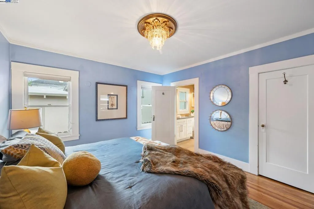 Alameda, California 94501, United States, 3 Bedrooms Bedrooms, ,2 BathroomsBathrooms,Residential,Active,239569