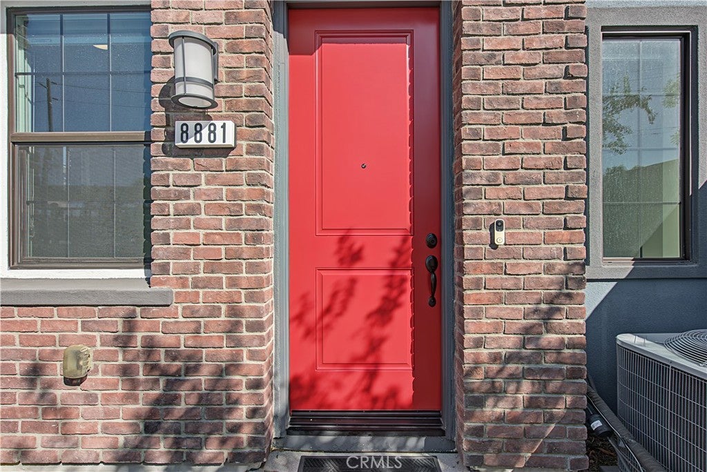 8881 Orangethorpe