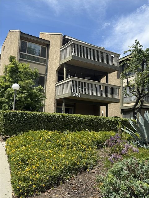Photo of 351 Chestnut Hill Court #16, Thousand Oaks, CA 91360 (MLS # SR26076468)