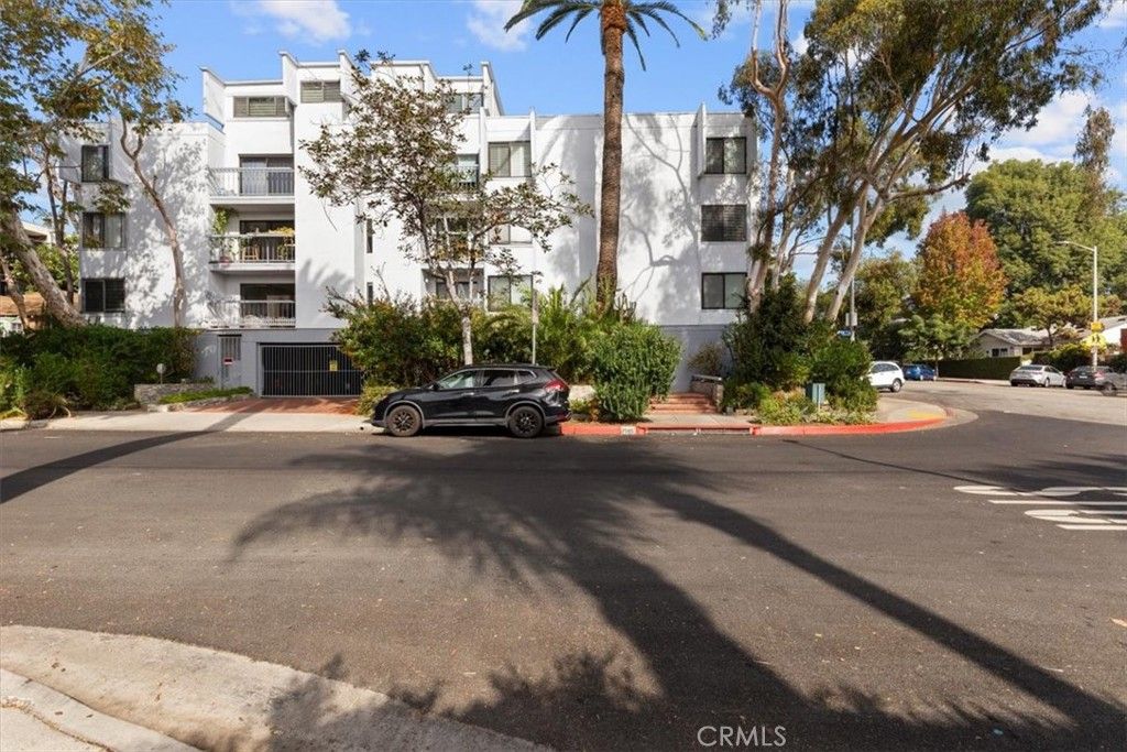 Photo of 7505 Hampton Avenue Ave #4, West Hollywood, CA 90046 (MLS # DW25260004)