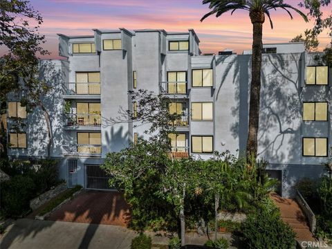 Photo of 7505 Hampton Avenue Ave #4, West Hollywood, CA 90046 (MLS # DW25260004)