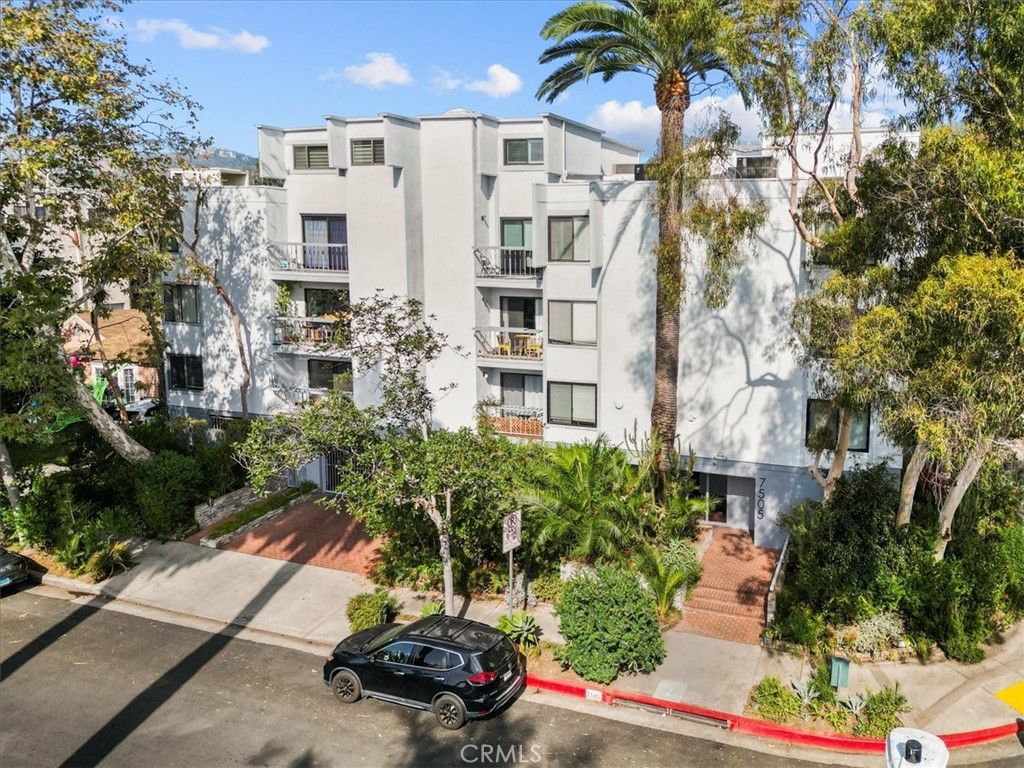 Photo of 7505 Hampton Avenue Ave #4, West Hollywood, CA 90046 (MLS # DW25260004)