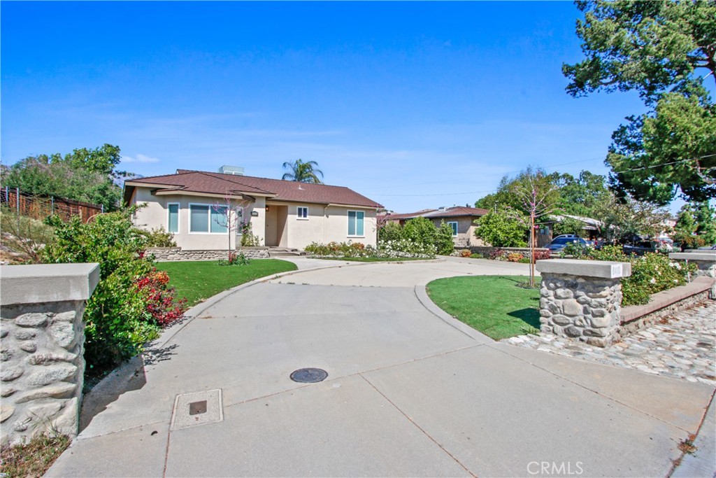WHOA, CONTRACTORS SPECIAL!!! APPROX 1ACRE LOT WITH BARN. HOME IS A BEAUTIFULLY REMODELED 3 BDRM 2 BATH, WITH A LARGE BEAUTIFUL KITCHEN. HORSESHOE DRIVEWAY, DETACHED GARAGE WITH 2 WORKSHOPS AND A VERY NICE LAUNDRY ROOM. SPACE FOR YOUR VEHICLES, EQUIPMENT ETC ETC, LET'S GO! MUST SEE PHOTOS!
