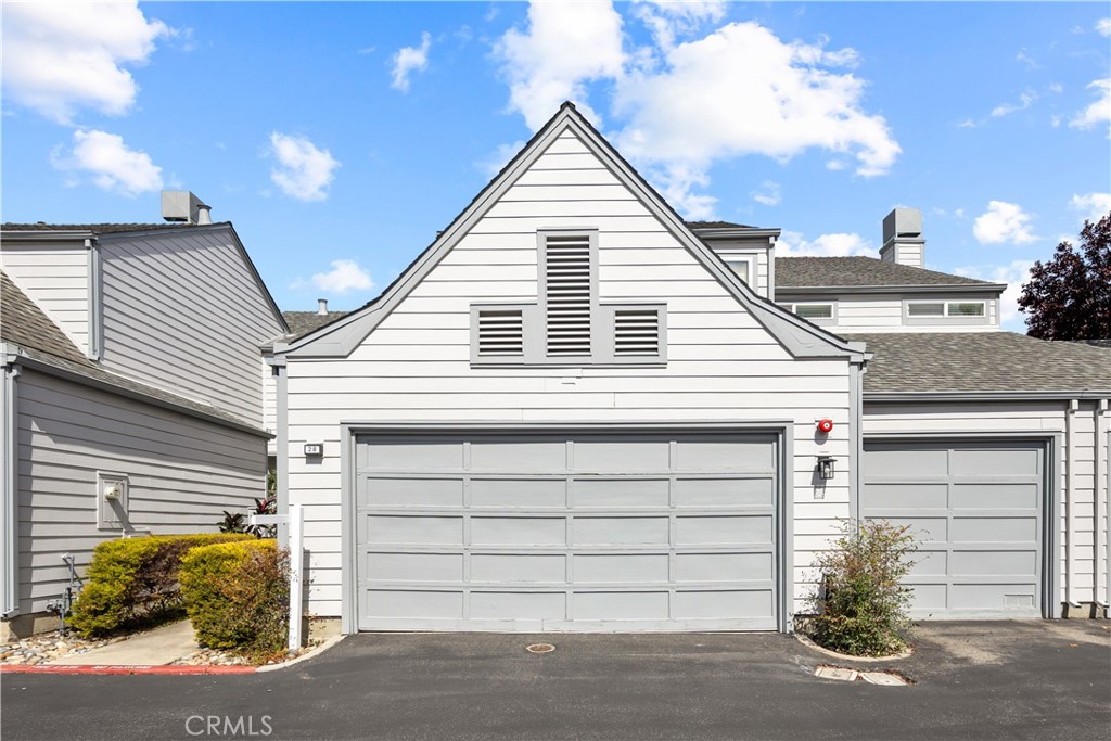 Beautiful "Nantucket Cove" Townhome! Welcome to this stunning townhome located in the desirable Nantucket Cove community. This spacious residence features soaring ceilings, large windows, and an abundance of natural light throughout. The home offers a generous layout, including: Two large master bedrooms, each with dual oversized closetsTwo full bathrooms and one half bath. Formal living room, family room, and dining room Attached two-car garage. Enjoy the outdoors in your private, fenced backyard with a patio accessible directly from the living room — perfect for entertaining or relaxing. New central heating system installed just six months ago. Convenient location close to top-rated schools, shopping, playgrounds, tennis courts, and a football field.
!!! Seller is offering a $50,000 credit to the buyer for remodeling !!!— an incredible opportunity to customize your dream home!