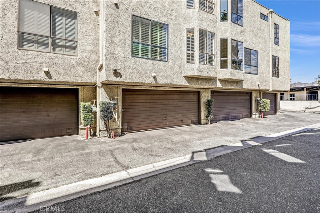 984 W Riverside Drive