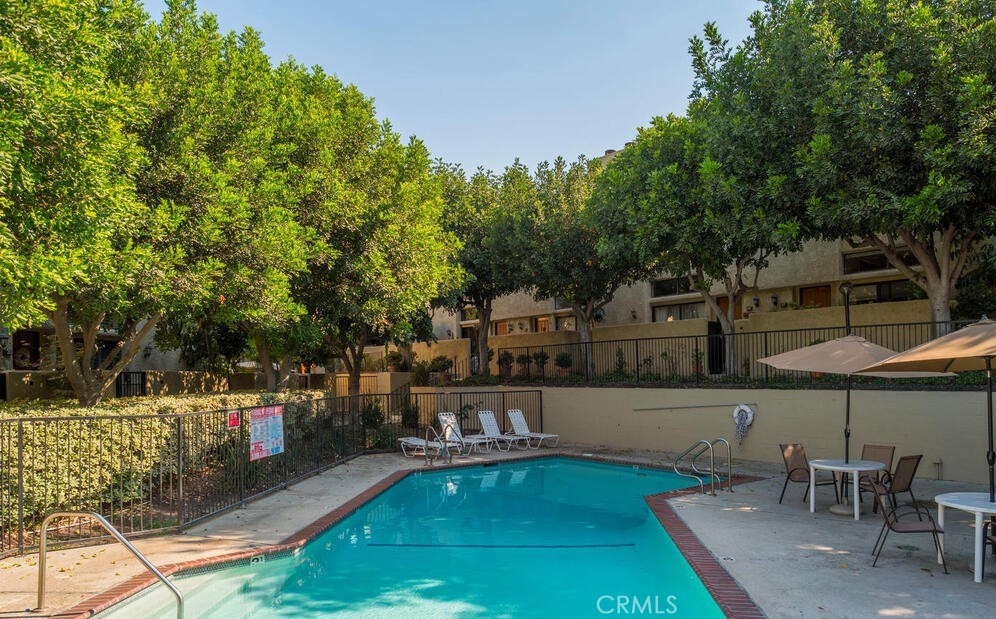 984 W Riverside Drive