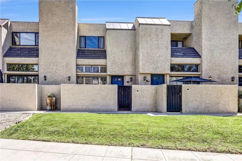 Photo of 984 W Riverside Drive, Burbank, CA 91506 (MLS # SR26064133)