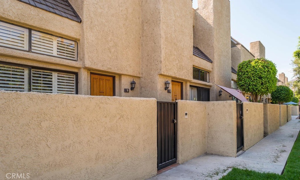 984 W Riverside Drive