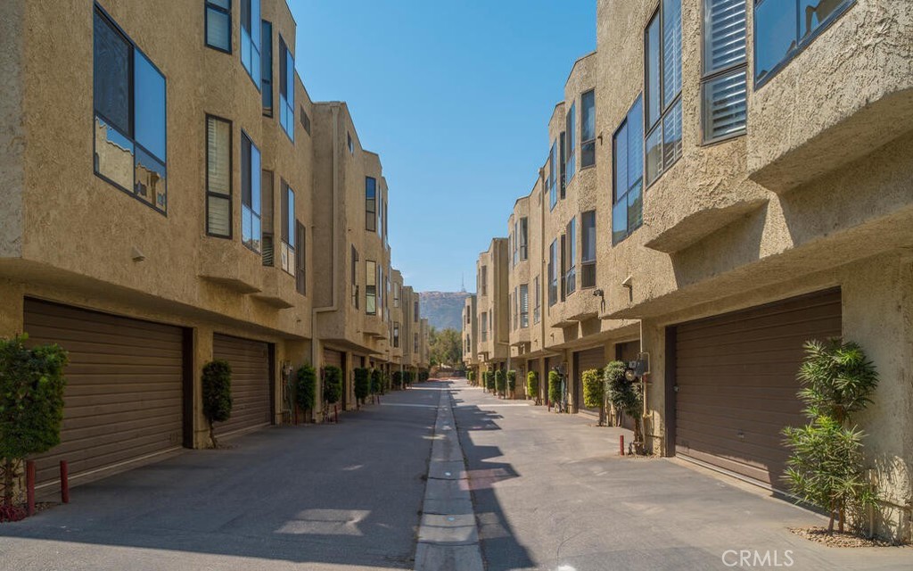 984 W Riverside Drive