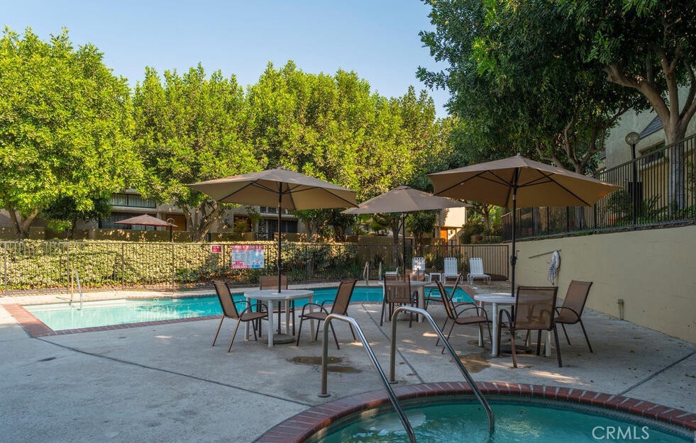 984 W Riverside Drive