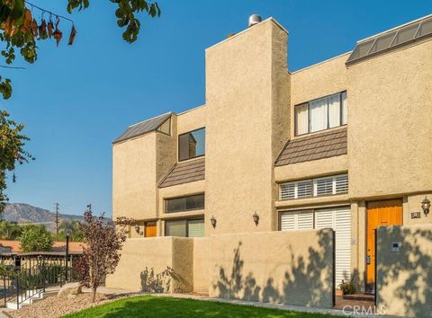 Photo of 984 W Riverside Drive, Burbank, CA 91506 (MLS # SR26064133)