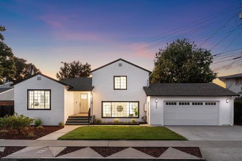 Photo of 904 Larkspur Drive, Burlingame, CA 94010 (MLS # ML82044968)