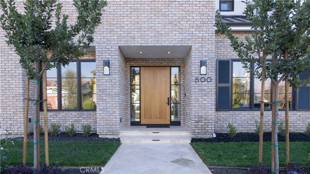 Photo of 600 Powell Place Pl, Newport Beach, CA 92663 (MLS # OC25255988)