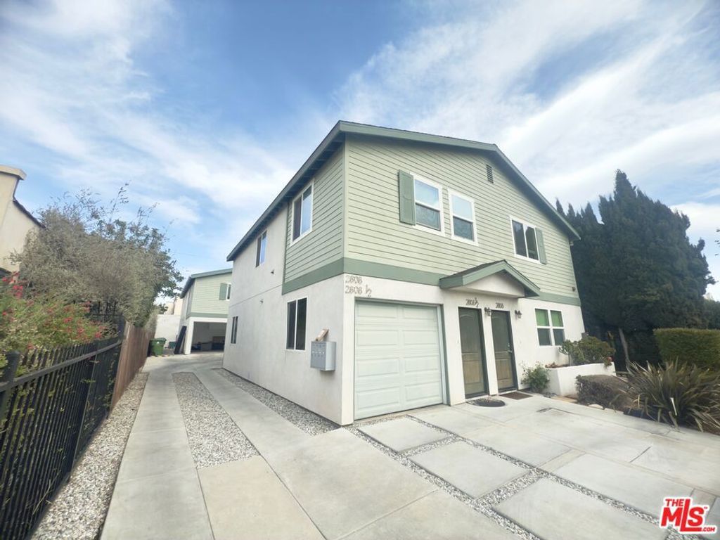 Photo of 2806 S Bronson Avenue, Los Angeles, CA 90018 (MLS # 26650757)