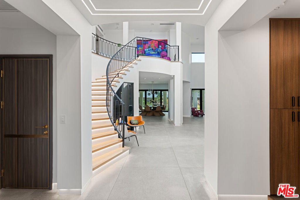 Photo of 4965 Avenida Oriente, Tarzana, CA 91356 (MLS # 26999925)