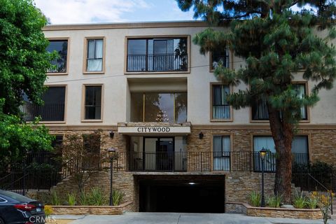 Photo of 15344 Weddington Street #104, Sherman Oaks, CA 91411 (MLS # SR26115942)
