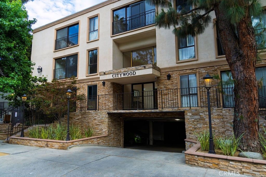 Photo of 15344 Weddington Street #104, Sherman Oaks, CA 91411 (MLS # SR26115942)