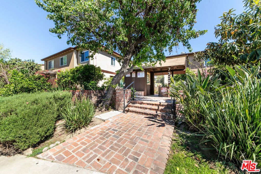 Photo of 7320 Lennox Avenue #L3, Van Nuys, CA 91405 (MLS # 26668997)