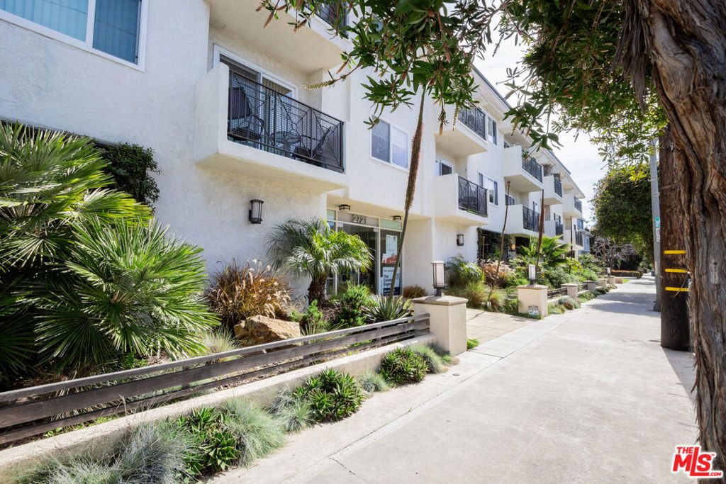 Photo of 2721 2nd Street #211, Santa Monica, CA 90405 (MLS # 25620329)