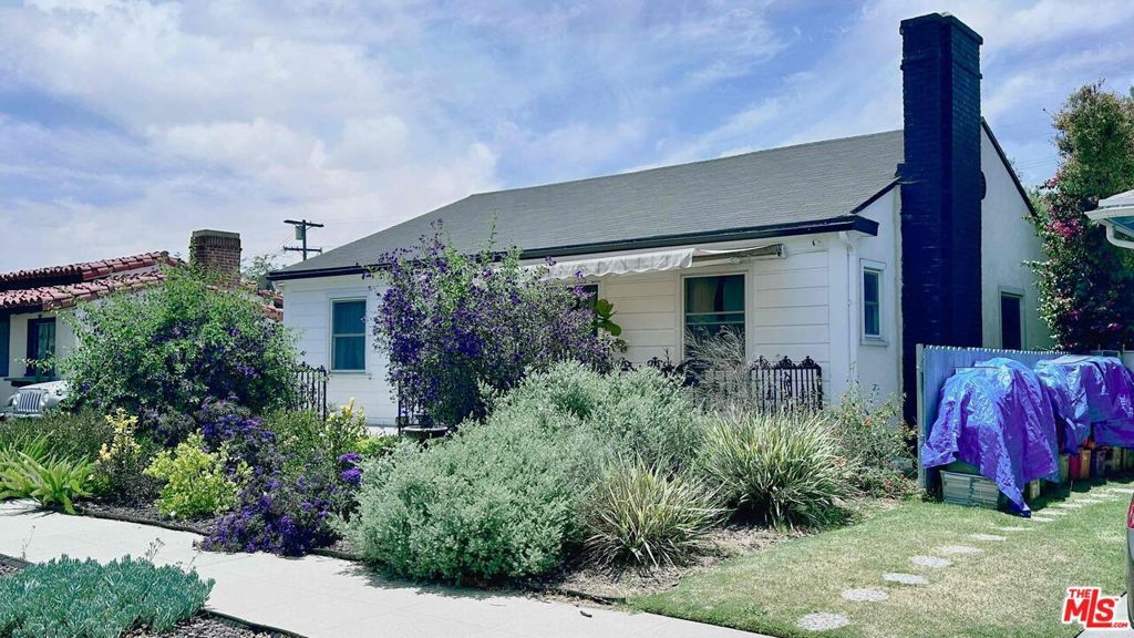 Photo of 3801 Sutro Avenue, Los Angeles, CA 90008 (MLS # 25616755)