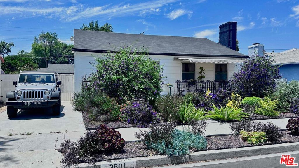 Photo of 3801 Sutro Avenue, Los Angeles, CA 90008 (MLS # 25616755)