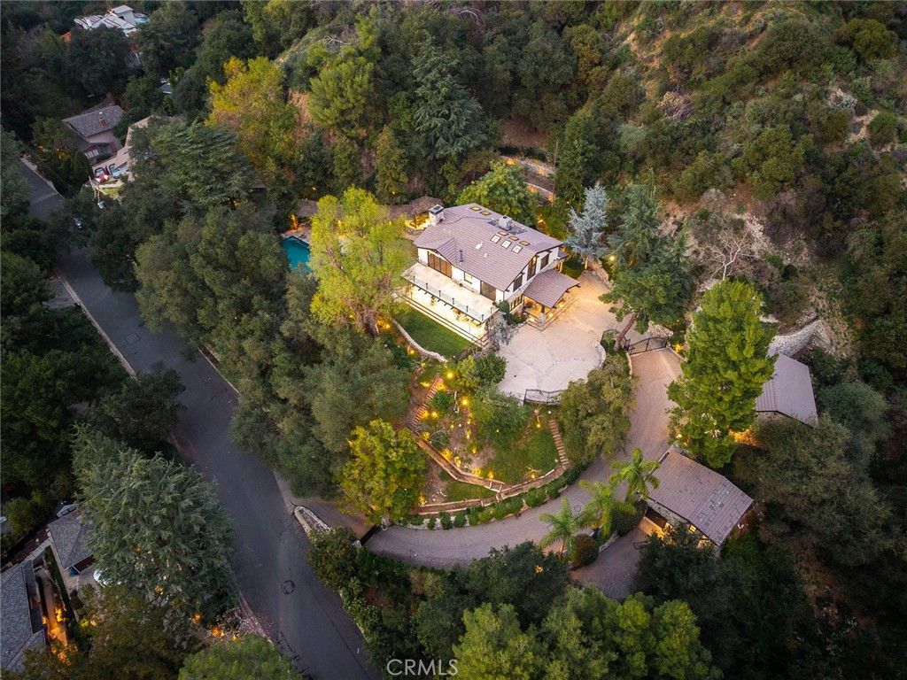 Photo of 5310 Linda Vista Dr, La Canada Flintridge, CA 91011 (MLS # CV26018908)