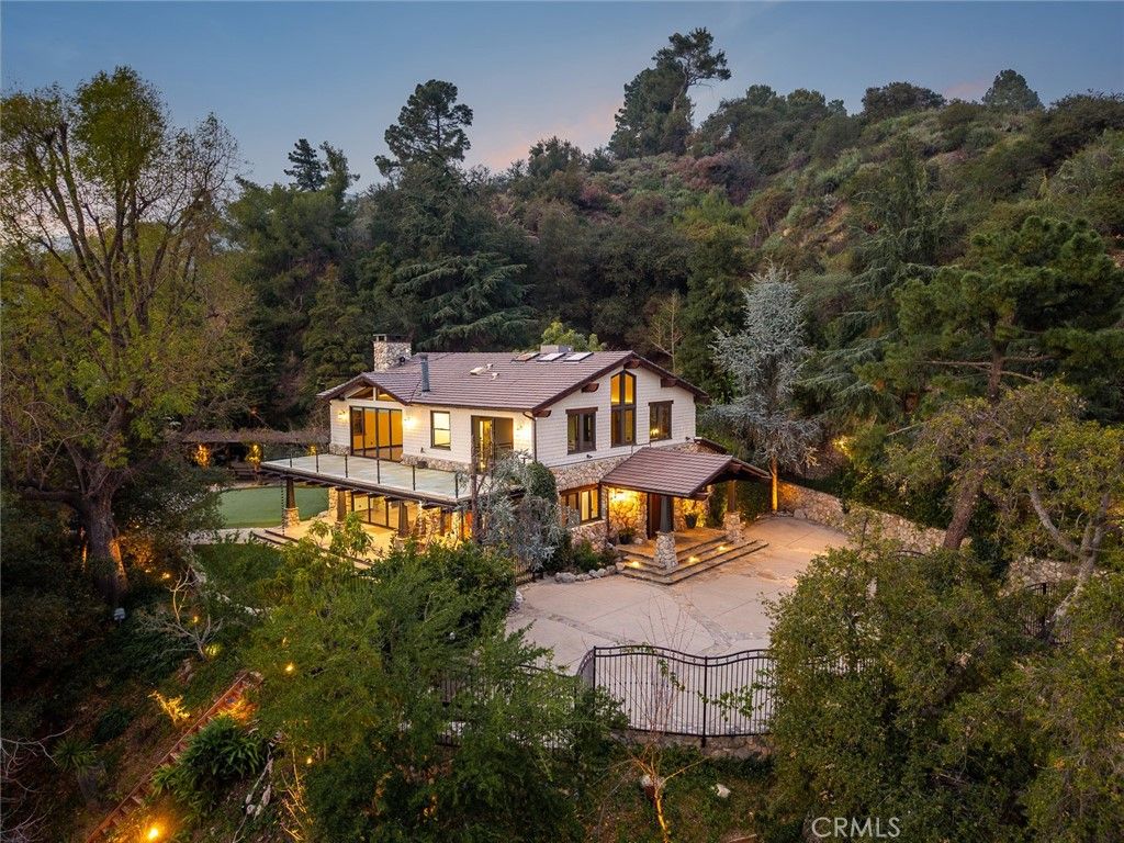 Photo of 5310 Linda Vista Dr, La Canada Flintridge, CA 91011 (MLS # CV26018908)