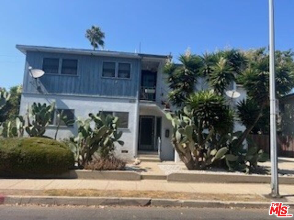 1 bedroom plus 1 bathroom lite and brite Apt in a 6 unit buidling- ground floor-laundry on premesis.