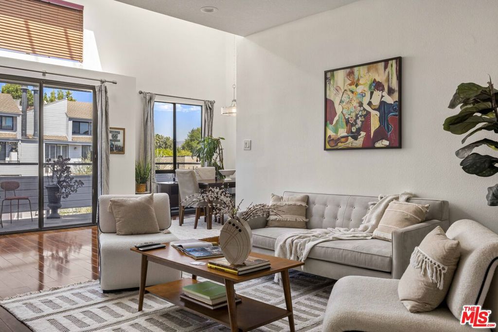 13331 Moorpark Street 318