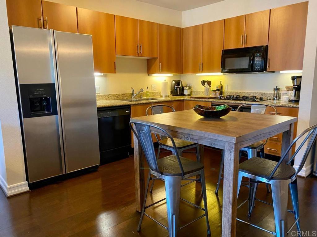 Urban 1-bed/1-bath condo offering approximately 738 sq?ft of bright, open-floor-plan living in the coveted East Village neighborhood. This delightful home features arched doorways, granite countertops, and laminate or wood-style flooring throughout, complete with a walk-in closet, in-unit laundry, and a private balcony to enjoy city views. Residents of Park Boulevard West enjoy a host of community amenities including a spa/hot tub, gated access, elevator, courtyard seating areas, bike storage, and guest parking. Perfectly located between Market St, Park Blvd, and 11th Ave, this residence places you steps from Petco Park, the Gaslamp Quarter, Thomas Jefferson School of Law, trolley lines, and a vibrant mix of restaurants and entertainment venues.