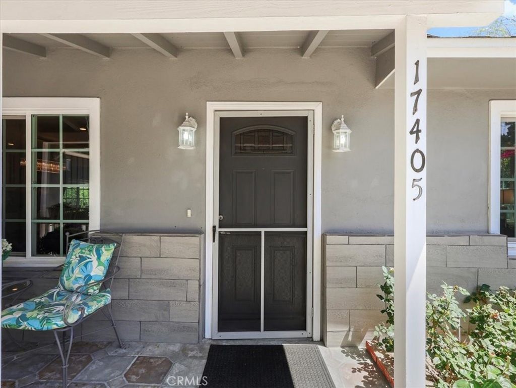 Photo of 17405 Wyandotte Street, Van Nuys, CA 91406 (MLS # GD25171328)